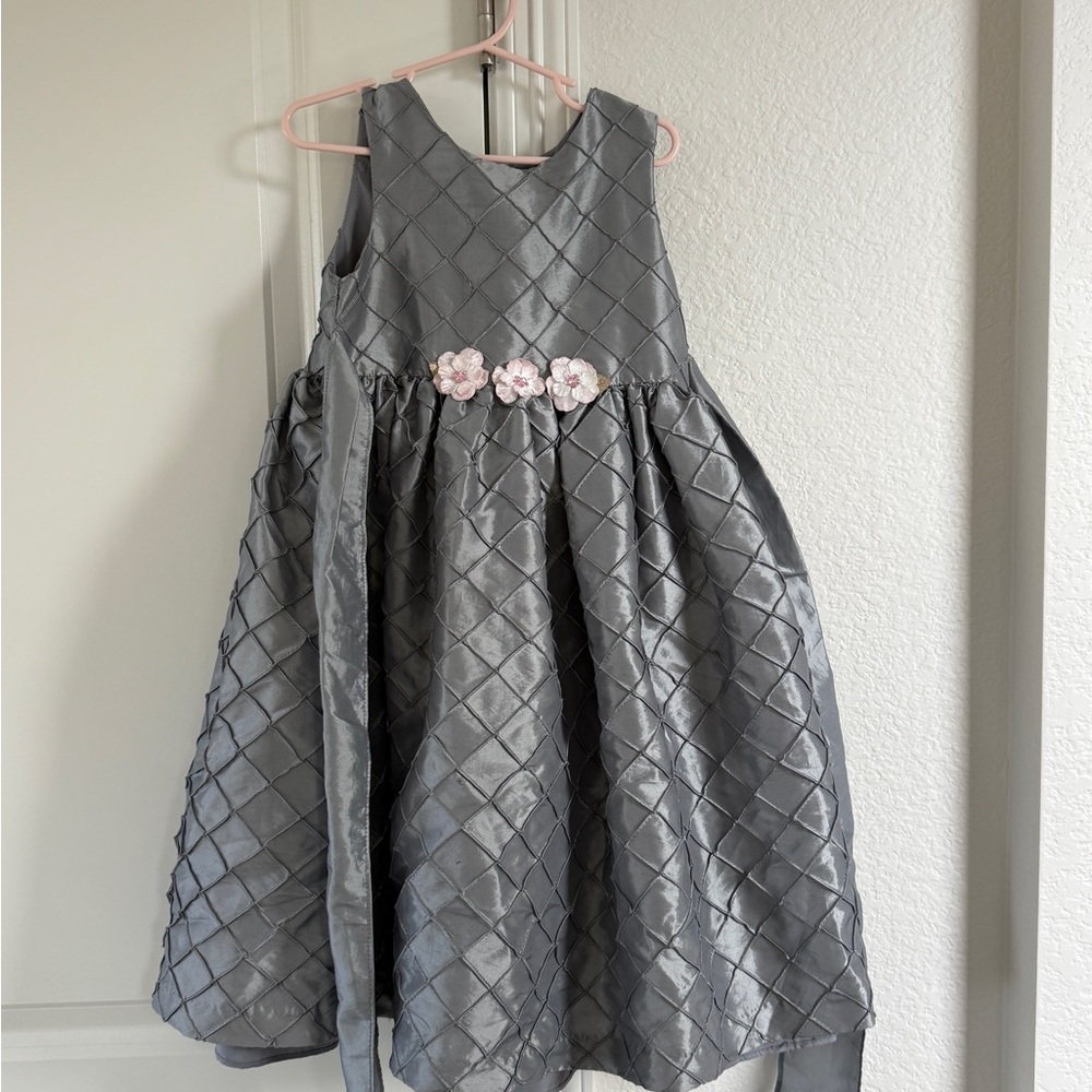 Elegant Gray Girls 5 Dress with Floral Accents